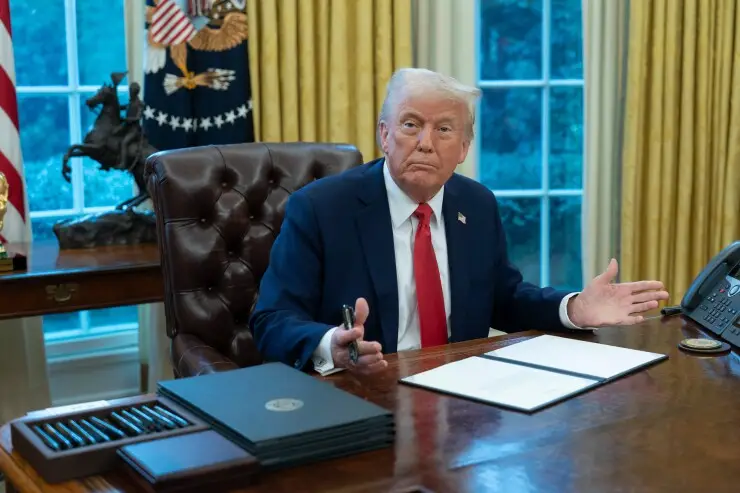 Trump signs debanking executive order